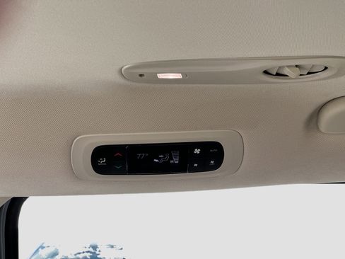 Used 2024 Chrysler Pacifica Touring-L image 23