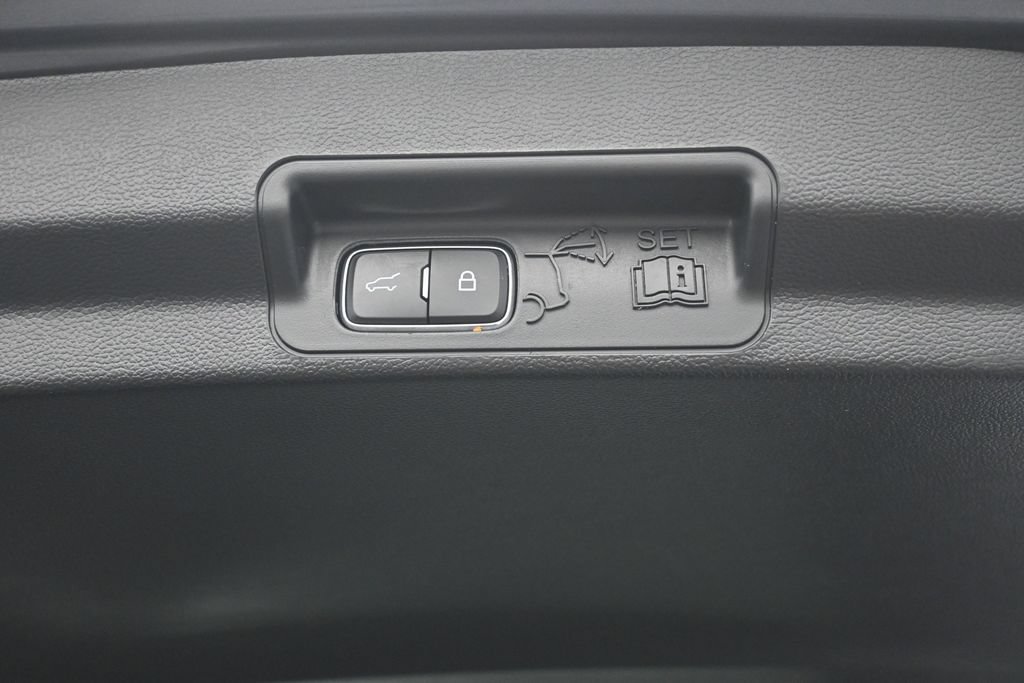 Used 2024 Ford Explorer XLT w/ Equipment Group 202A RWD image 9