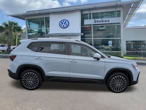 New 2026 Volkswagen Taos SE FWD image 3