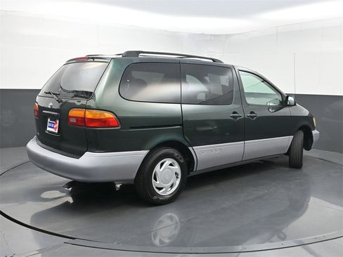 Used 2000 Toyota Sienna LE image 16