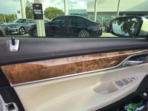 Used 2019 BMW 750i w/ Executive Package RWD image 9