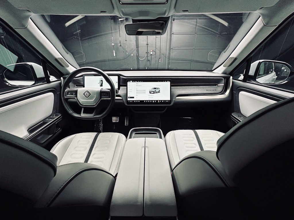 Used 2024 Rivian R1S Adventure Dual AWD/4WD image 39