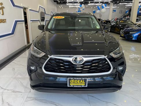 Used 2021 Toyota Highlander XLE AWD/4WD image 2