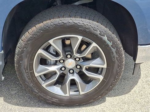 Used 2024 Chevrolet Silverado 1500 LT AWD/4WD image 8