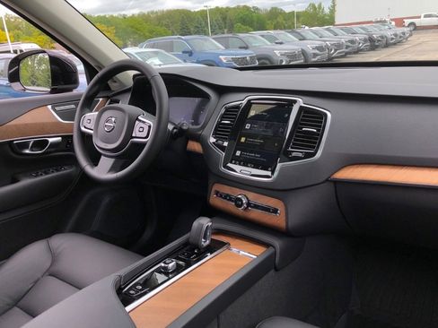 New 2025 Volvo XC90 T8 Plus w/ Protection Package Premier image 17