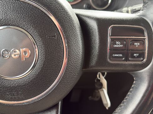 Used 2017 Jeep Wrangler Unlimited Sahara w/ Connectivity Group AWD/4WD image 10