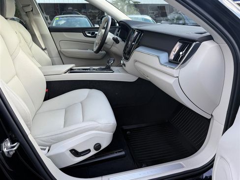 Used 2021 Volvo XC60 T5 Momentum w/ Advanced Package image 12
