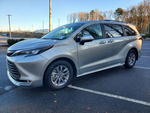 Used 2024 Toyota Sienna XLE image 3