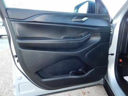 Used 2024 Jeep Grand Cherokee Altitude image 16