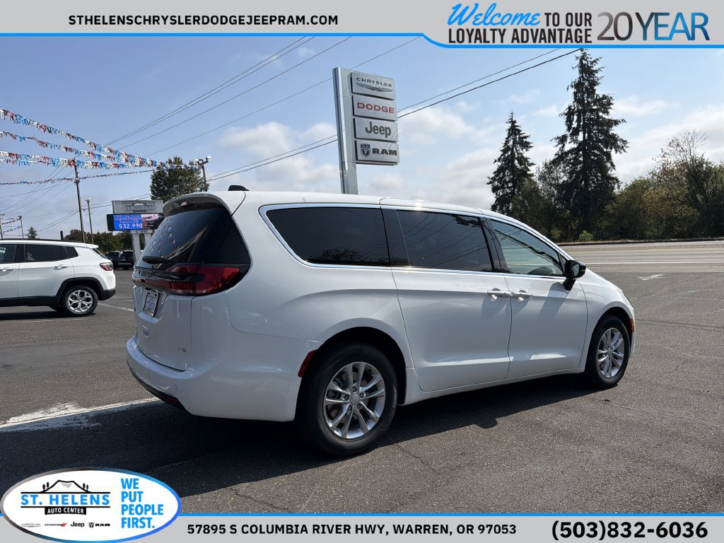 New 2027 Chrysler Pacifica Select w/ Family Tech Group AWD/4WD image 8