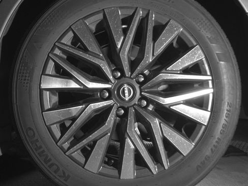 Used 2025 Nissan Altima 2.5 SV FWD image 14