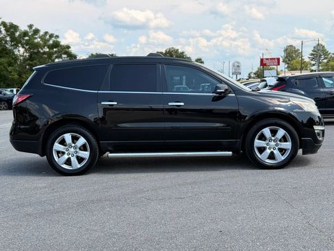 Used 2017 Chevrolet Traverse LT w/ Style and Technology Package FWD image 9