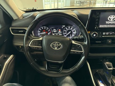 Used 2020 Toyota Highlander XLE image 27
