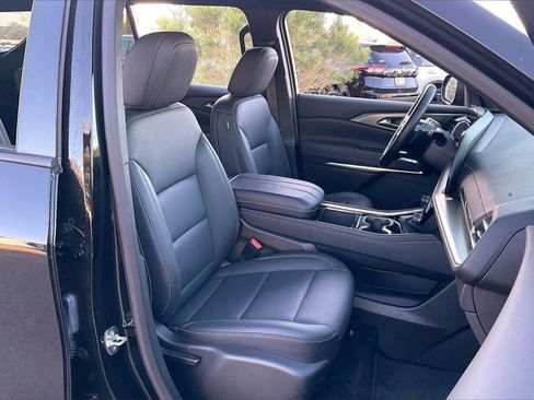 Used 2025 Chevrolet Traverse LT image 7