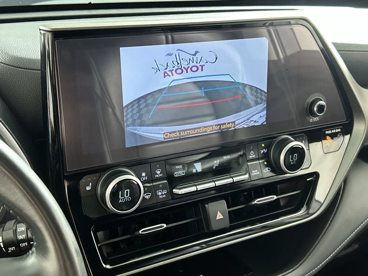 Used 2024 Toyota Highlander XLE FWD image 19
