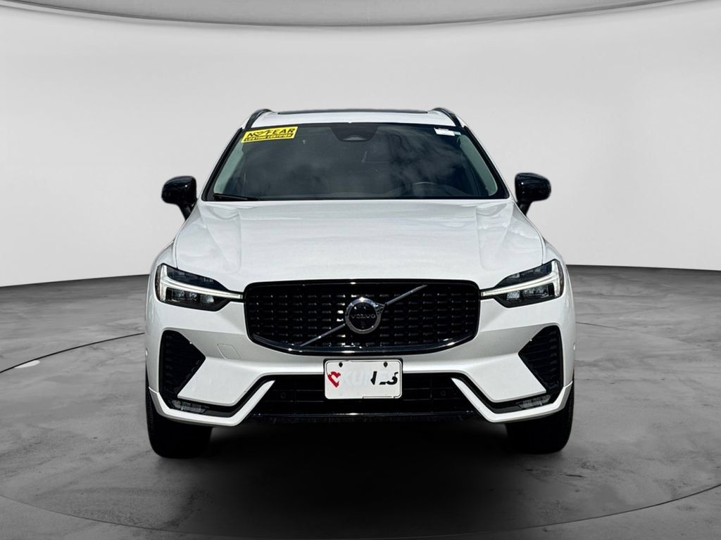 Used 2025 Volvo XC60 B5 Plus AWD/4WD image 2