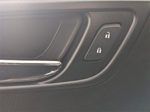 Used 2020 Chevrolet Suburban Premier image 9