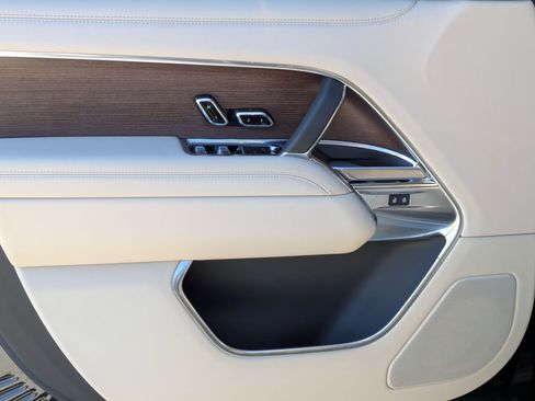 Certified 2024 Land Rover Range Rover SE image 12