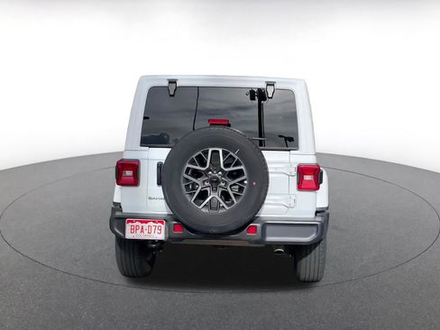 Used 2025 Jeep Wrangler Sahara image 12