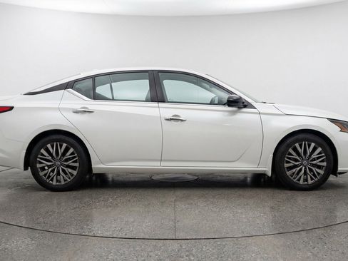 Used 2025 Nissan Altima 2.5 SV FWD image 11