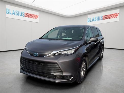 Used 2022 Toyota Sienna LE image 7
