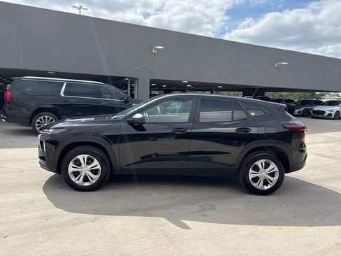 Used 2025 Chevrolet Trax LS FWD image 9