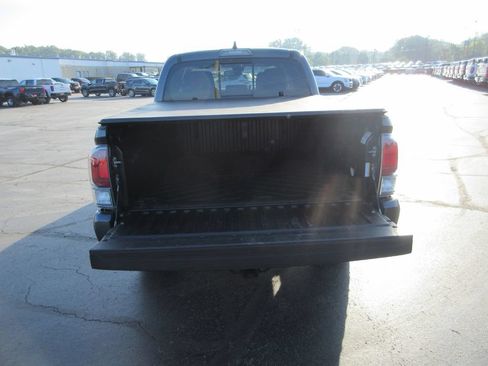 Used 2020 Toyota Tacoma TRD Sport AWD/4WD image 9