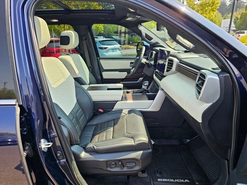 Used 2023 Toyota Sequoia Platinum AWD/4WD image 31