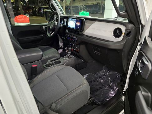 Used 2025 Jeep Wrangler Sport S image 34
