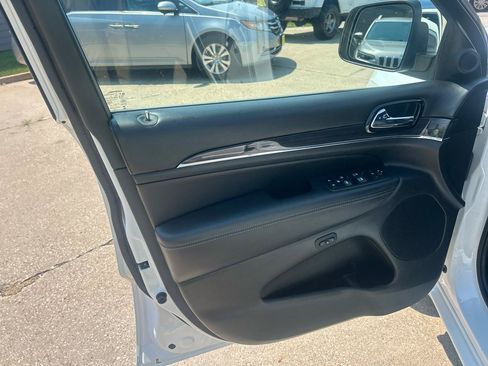 Used 2019 Jeep Grand Cherokee Overland AWD/4WD image 9