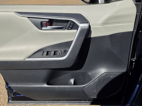 Used 2019 Toyota RAV4 Limited image 16