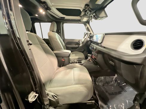 Used 2024 Jeep Wrangler Unlimited AWD/4WD image 19