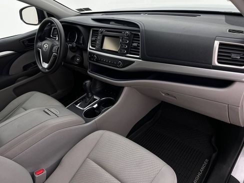 Used 2019 Toyota Highlander LE AWD/4WD image 13