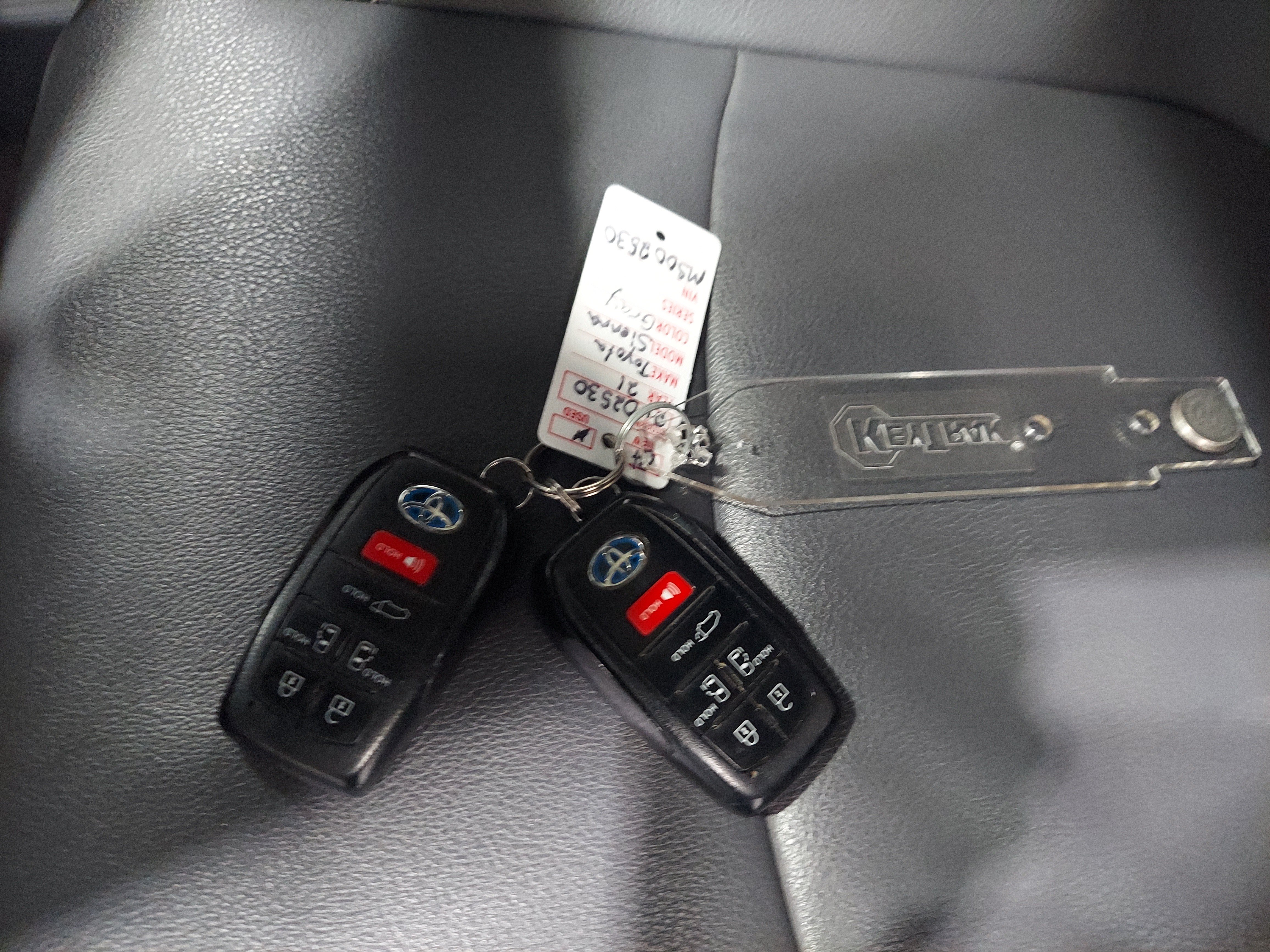 Used 2021 Toyota Sienna XSE FWD image 15