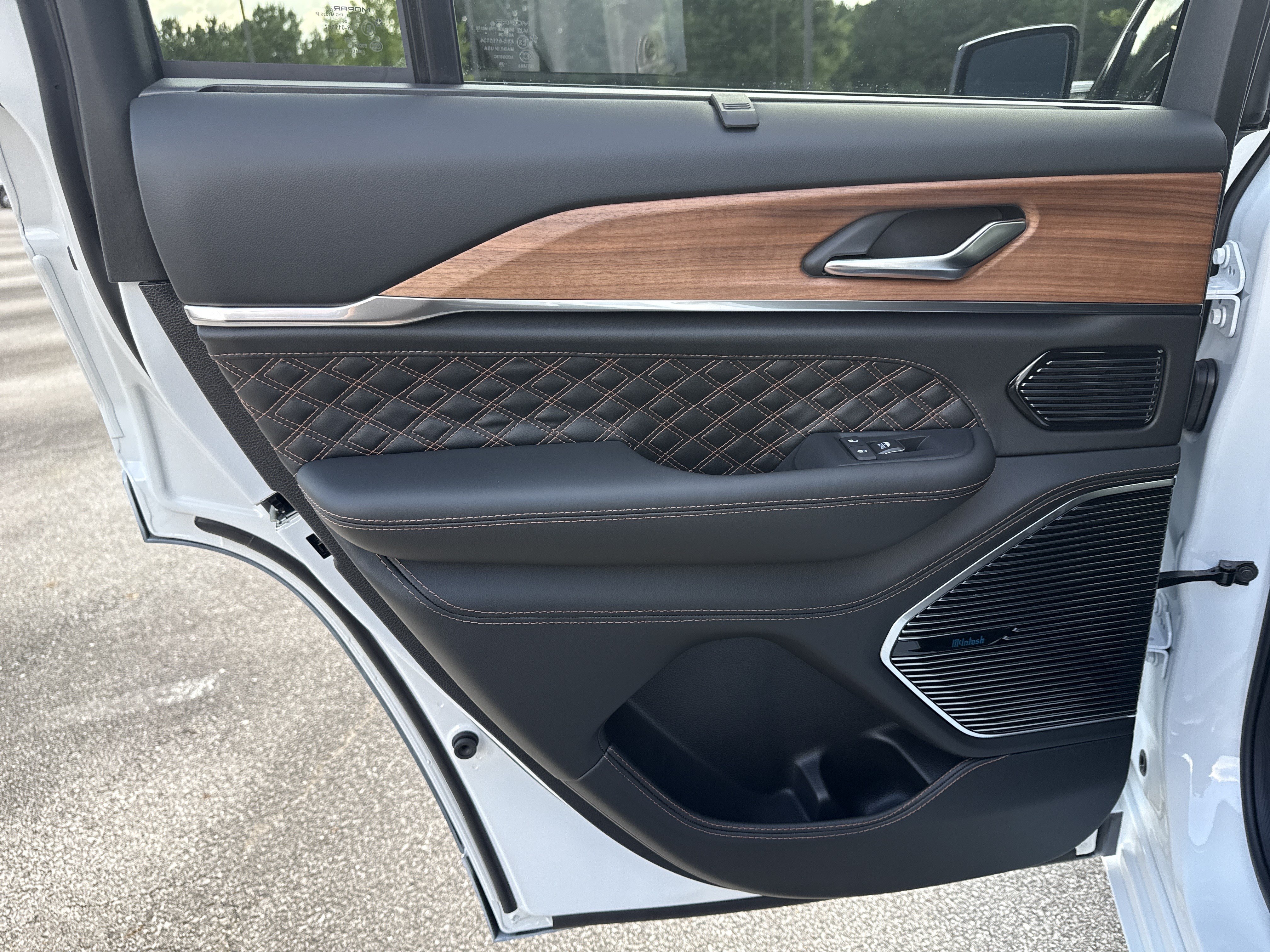New 2027 Jeep Grand Cherokee Summit AWD/4WD image 22