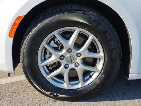 Used 2024 Chrysler Pacifica Touring-L image 12