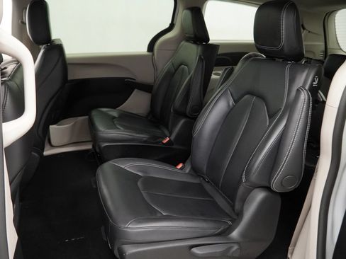 Used 2024 Chrysler Pacifica Limited FWD image 21