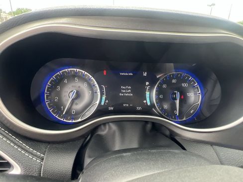 Used 2023 Chrysler Pacifica Touring-L AWD/4WD image 21
