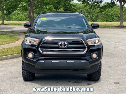 Used 2017 Toyota Tacoma 4x4 Double Cab image 2