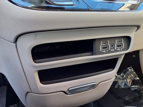 Used 2024 Chrysler Pacifica Touring-L image 8