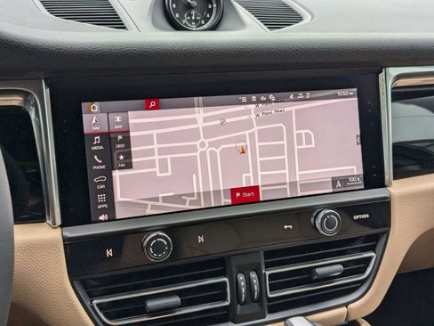 Certified 2025 Porsche Macan image 17