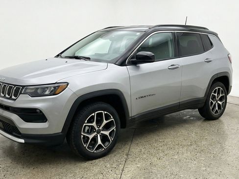 Used 2025 Jeep Compass Limited AWD/4WD image 3