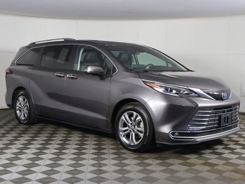 Used 2023 Toyota Sienna Platinum AWD/4WD image 2