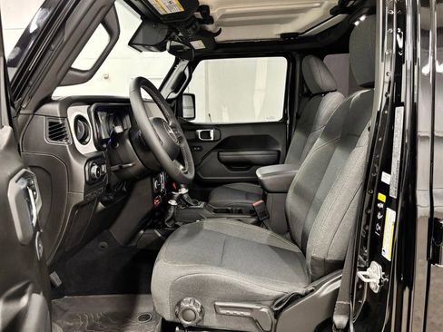Used 2025 Jeep Wrangler Unlimited Sport AWD/4WD image 17