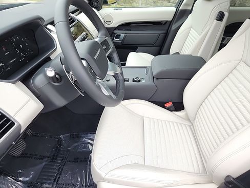 Used 2025 Land Rover Discovery S image 23