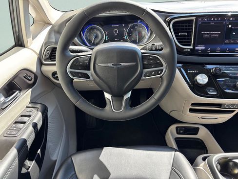 Used 2023 Chrysler Pacifica Touring-L FWD image 30