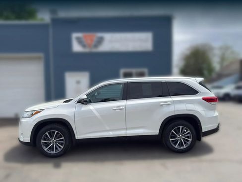 Used 2019 Toyota Highlander XLE AWD/4WD image 3