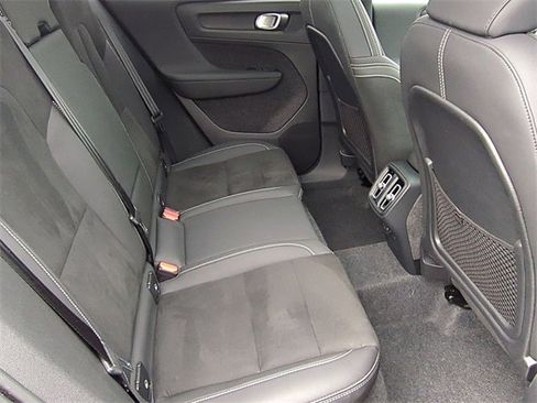 Used 2025 Volvo XC40 B5 Plus image 19