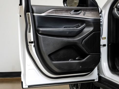 Used 2023 Jeep Grand Cherokee L Limited image 47