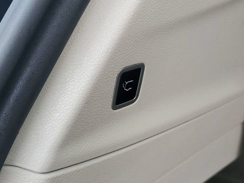 Used 2024 Chrysler Pacifica Touring-L FWD image 8